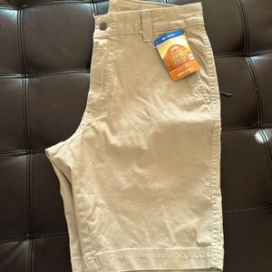 Men’s kaki shorts with zip front pocket with 50 UPF rated sun protection